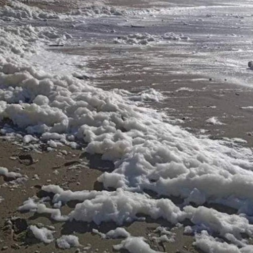 Λευκός αφρός κάλυψε παραλία στην Κρήτη μετά την κακοκαιρία - Τι είναι αυτό το φαινόμενο και πως δημιουργείται