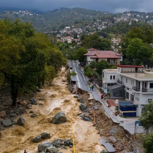 Μαγνησία: Σπίτι στο Πήλιο «στηρίζεται» σε λεωφορείο - Δείτε φωτογραφίες με τον πλημμυρισμένο Βόλο από ψηλά 