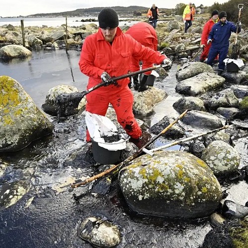 Σουηδία : Περιβαλλοντική καταστροφή μετά από προσάραξη πλοίου - 14.000 λίτρα πετρελαίου κατέληξαν στην θάλασσα  