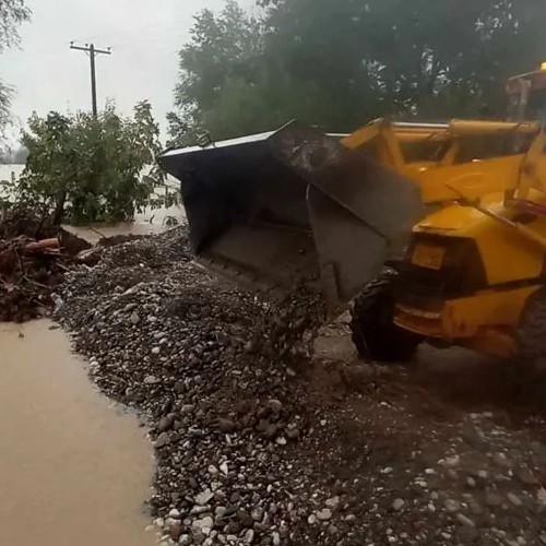 Πλημμύρες σε όλο σχεδόν τον νομό Τρικάλων - Στήνονται αναχώματα στον επαρχιακό προς Μαγούλα 