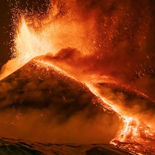 Αίτνα : Μία από τις ισχυρότερες εκρήξεις των τελευταίων ετών - Η στήλη τέφρας έφτασε σε ύψος περίπου τα 5.000 μέτρα