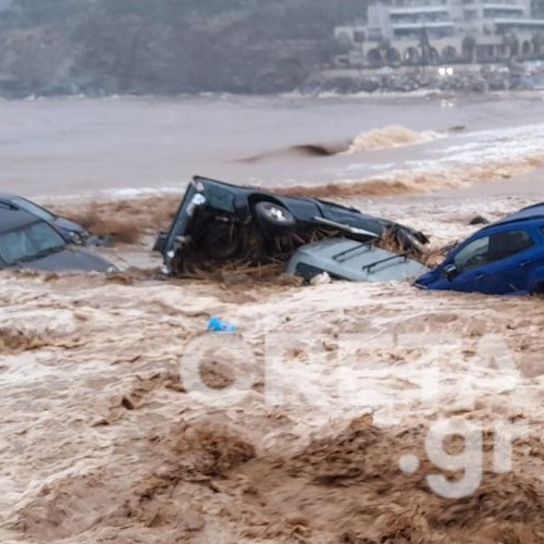 Μεγάλες καταστροφές στην Αγία Πελαγία - Κρήτη. Αυτοκίνητα έχουν βρεθεί στην Θάλλασα. Δείτε εικόνες.