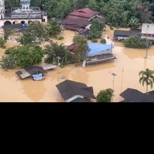 Καταρρακτώδεις βροχές έπληξαν την Ταϊλάνδη : 6 νεκροί και χιλιάδες άνθρωποι αναγκάστηκαν να εγκαταλείψουν τα σπίτια τους