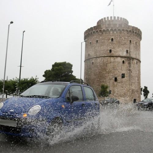 Έντονες βροχοπτώσεις τις επόμενες ώρες και αύριο στην πόλη της Θεσσαλονίκης. Ασθενείς χιονοπτώσεις στα ορεινά.